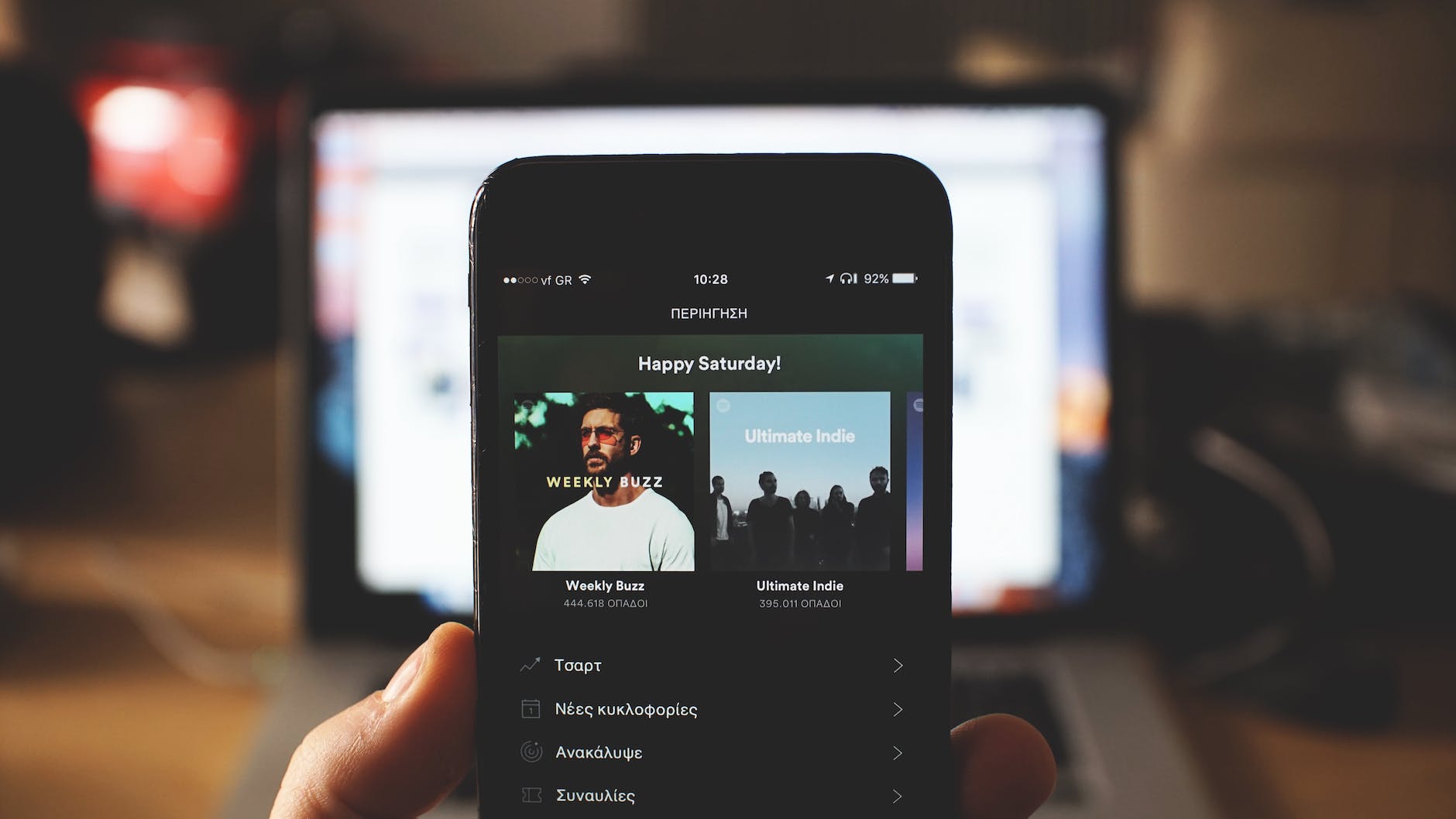 Spotify利用機器學習和自然語言處理技術，分析消費者的音樂聆聽記錄、播放清單和搜尋關鍵字等數據，從而預測他們喜歡的音樂風格和曲風。基於這些預測，Spotify會向消費者推薦相關的音樂和歌單。此外，Spotify還會根據消費者的音樂聆聽記錄，為他們推薦適合的音樂活動和演唱會。這樣的個人化推薦系統不僅提高了消費者的使用體驗，也增加了他們對Spotify的忠誠度。