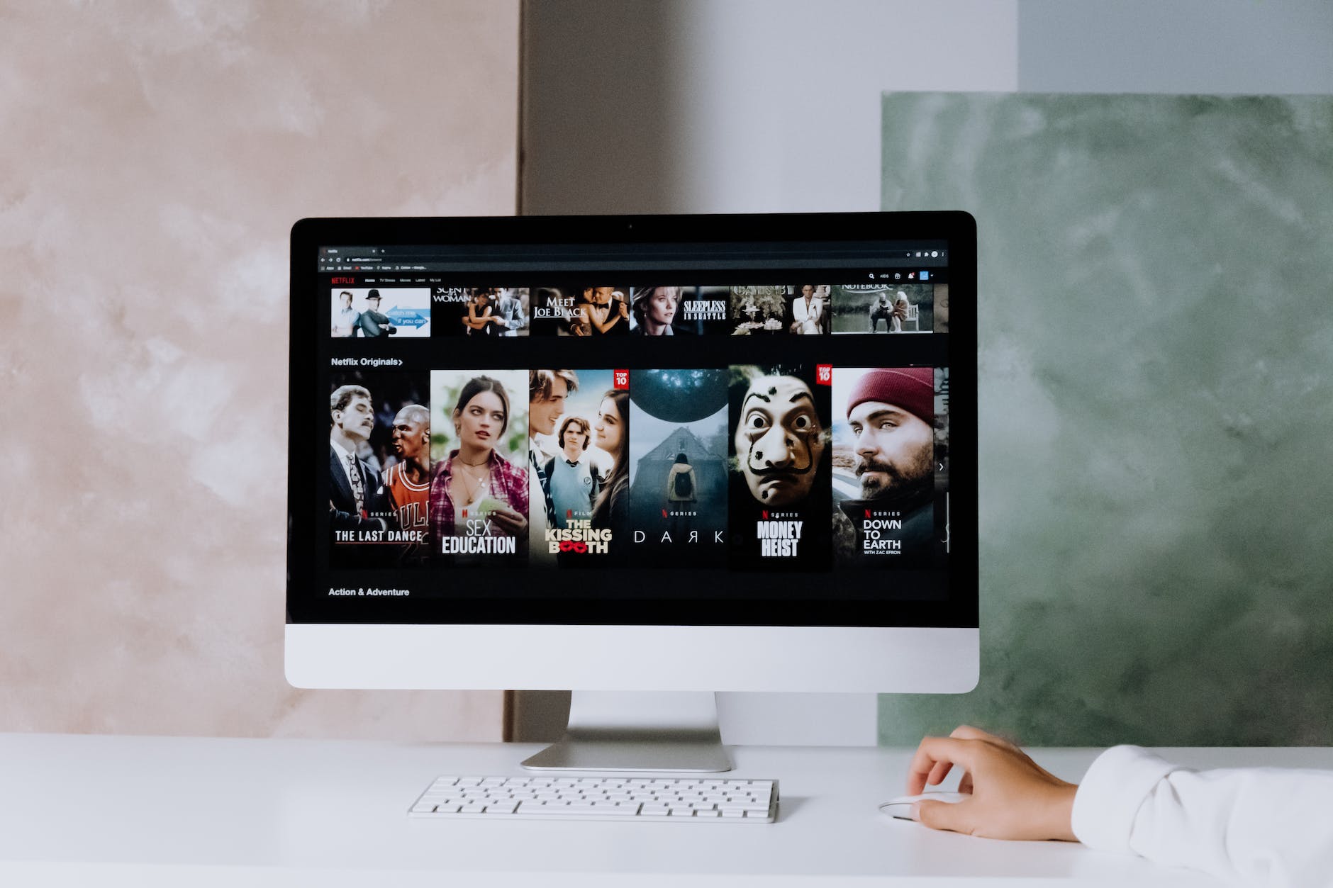 Netflix利用機器學習和自然語言處理技術，將觀看紀錄、評分和搜尋關鍵字等數據進行分析，從而預測每個用戶喜歡的影片類型和風格。基於這些預測，Netflix會向用戶推薦相關的電影和電視節目。這種個人化推薦系統已經成為Netflix的一大賣點，也是Netflix吸引和保留用戶的重要手段。