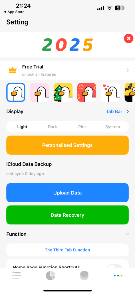Daak App 設定頁面，標題為 Setting，畫面上方顯示彩色 ‘2025’ 文字與關閉按鈕，下方區域包含 Free Trial 區塊、主題 Display 選項、黃色的 Personalised Settings 按鈕、iCloud Data Backup 狀態，以及藍色 Upload Data 和綠色 Data Recovery 等功能按鈕，頁面底部為分頁導覽列。