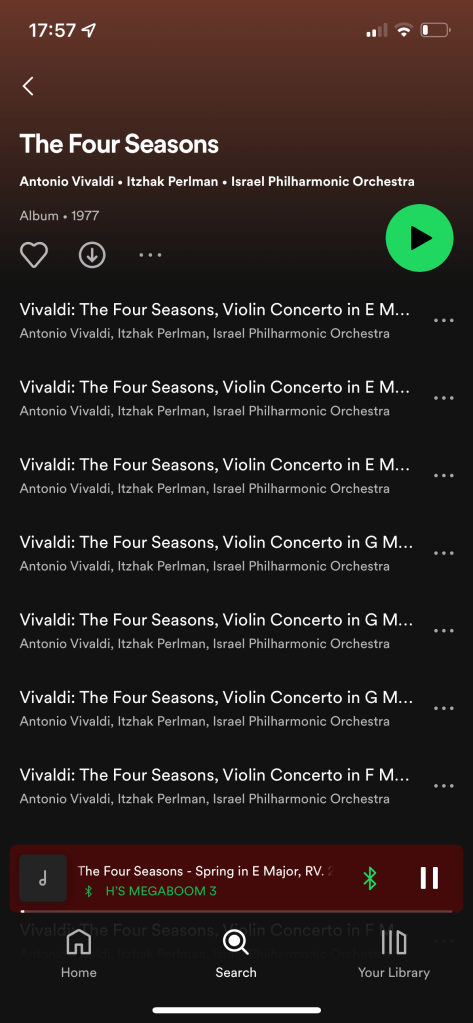 Spotify 手機介面顯示《The Four Seasons》專輯頁，演出者為 Antonio Vivaldi、Itzhak Perlman 和 Israel Philharmonic Orchestra，畫面右側有大型綠色播放按鈕，下方為曲目清單與目前正在播放曲目列。