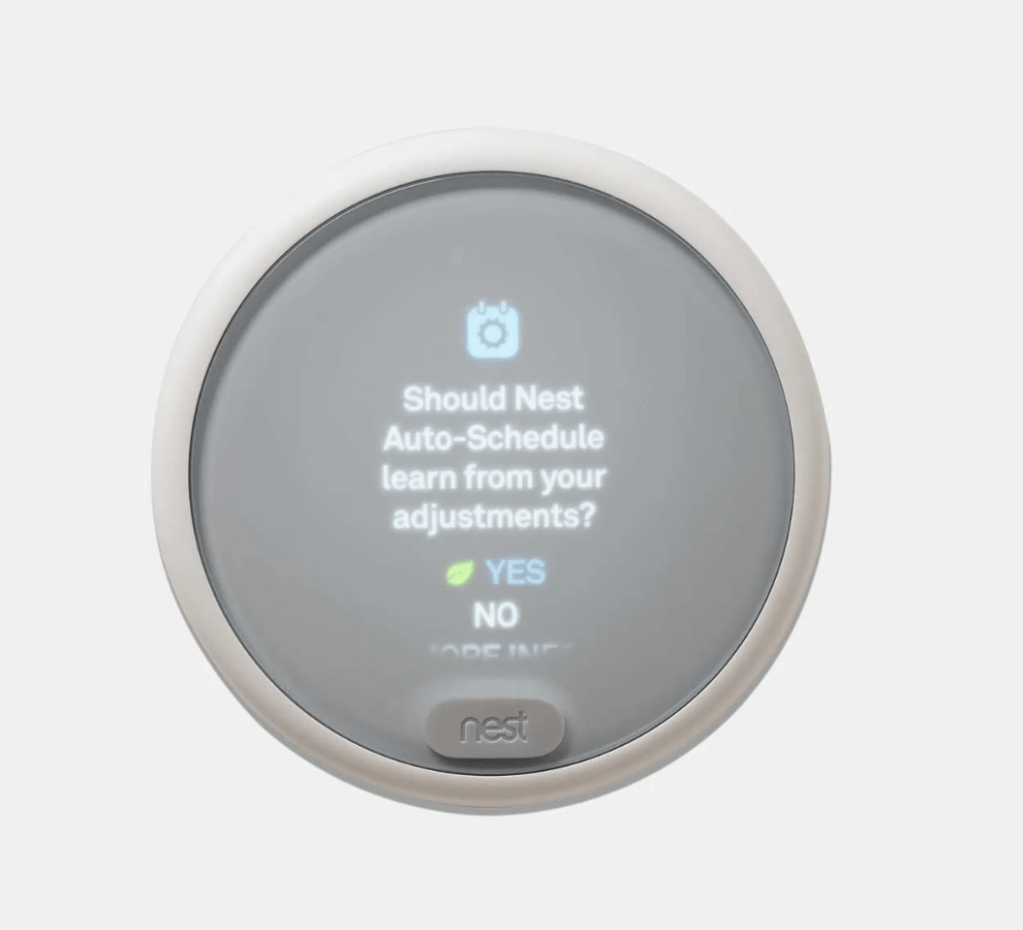 Google Nest的自動排程裝置,文字顯示“Should Nest Auto-Schedule learn from your adjustments? Yes/No"